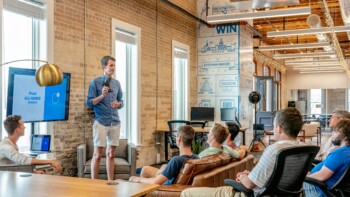 Trainer präsentiert interaktive PowerPoint in Unternehmensschulung