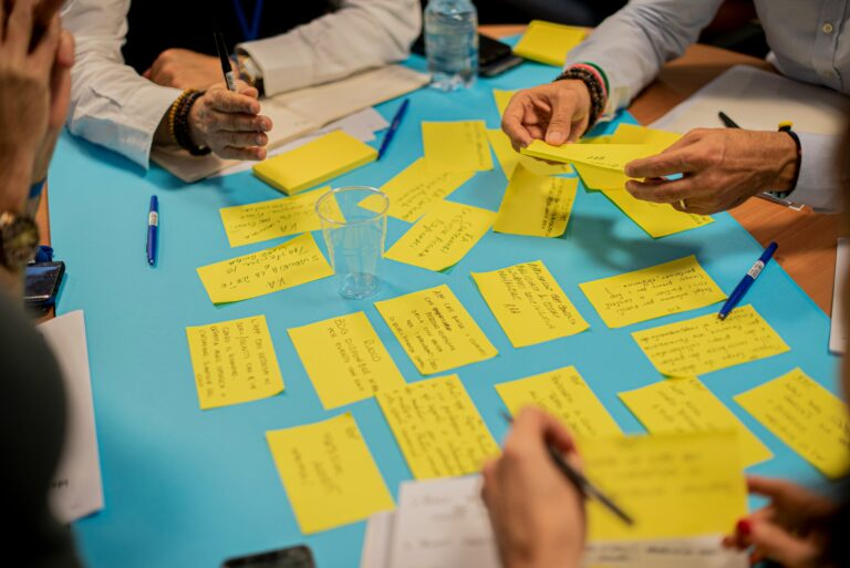 Teilnehmende arbeiten aktiv mit Trainingsunterlagen im Workshop