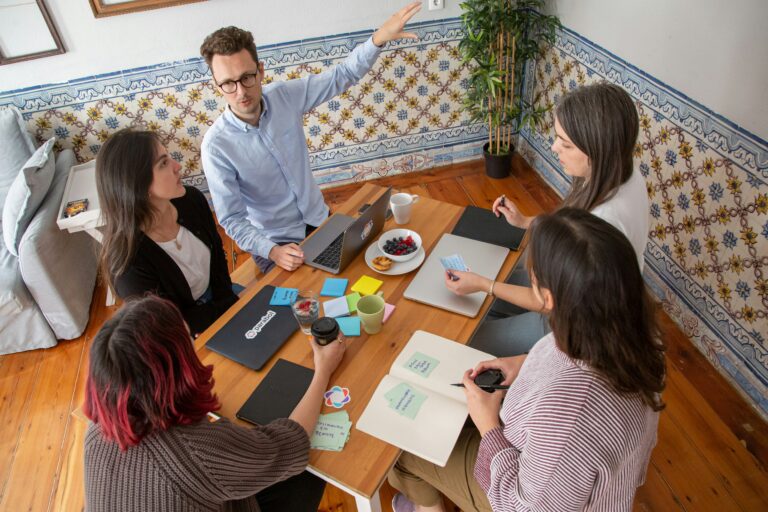 Blended Learning im Unternehmen: digitales Lernen kombiniert mit Präsenztraining