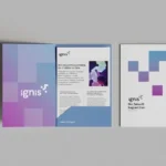 marketingmappe aufgeschlagen auf tisch