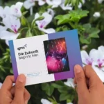 Postkarte in Hand gehalten