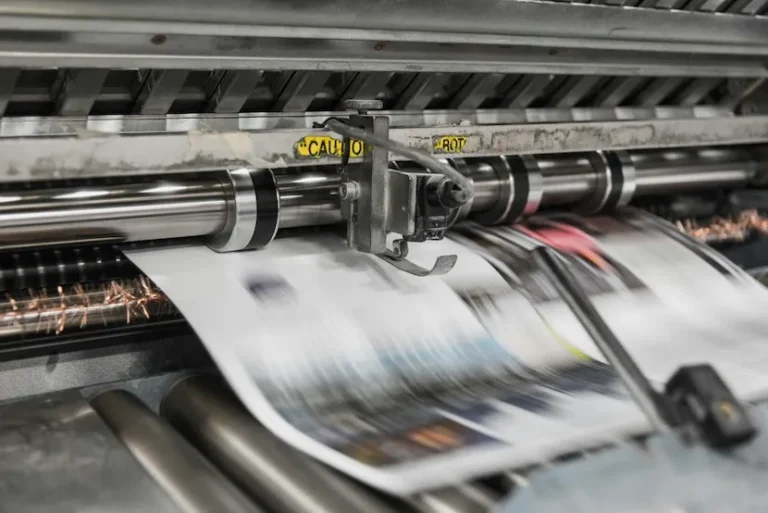 Mimeo-Drucker, der ein einen Druckauftrag bearbeitet