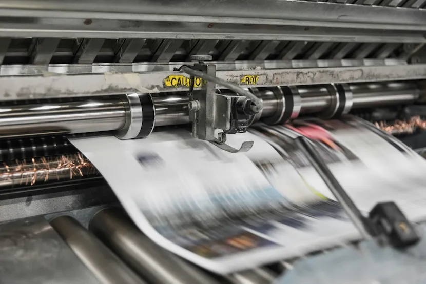 Mimeo-Drucker, der ein einen Druckauftrag bearbeitet