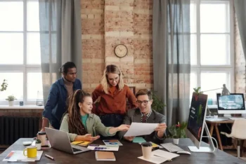 marketing team berät über print marketing im unternehmen