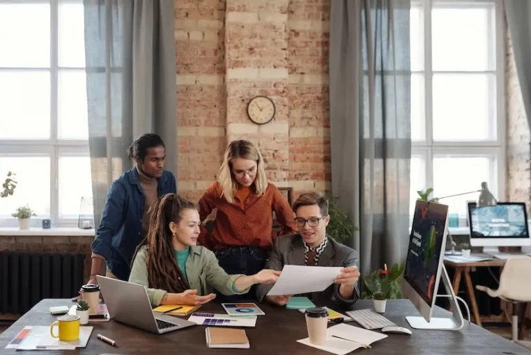marketing team berät über print marketing im unternehmen