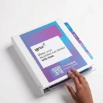 professioneller ringordner mit tabs auf einem tisch