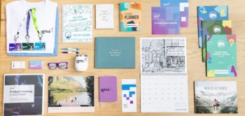 Gedruckte Marketingmaterialien ausgedruckt auf Tisch